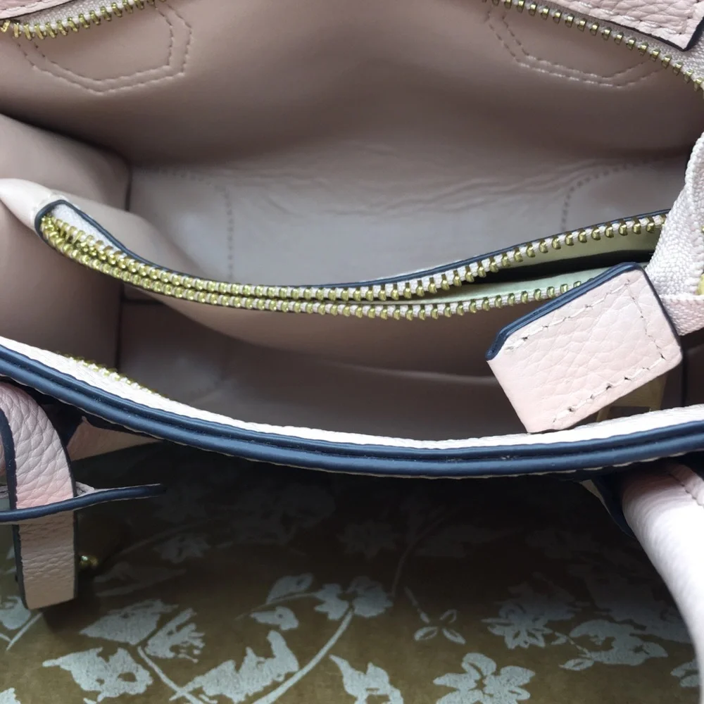 Elegant Pink Leather Handbag with Crossbody Strap - Picture 11 of 13